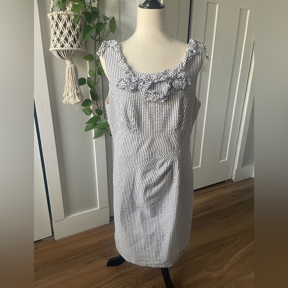 Antonio Melani seersucker sheath sleeveless dress Sz 12 white blue stripe preppy